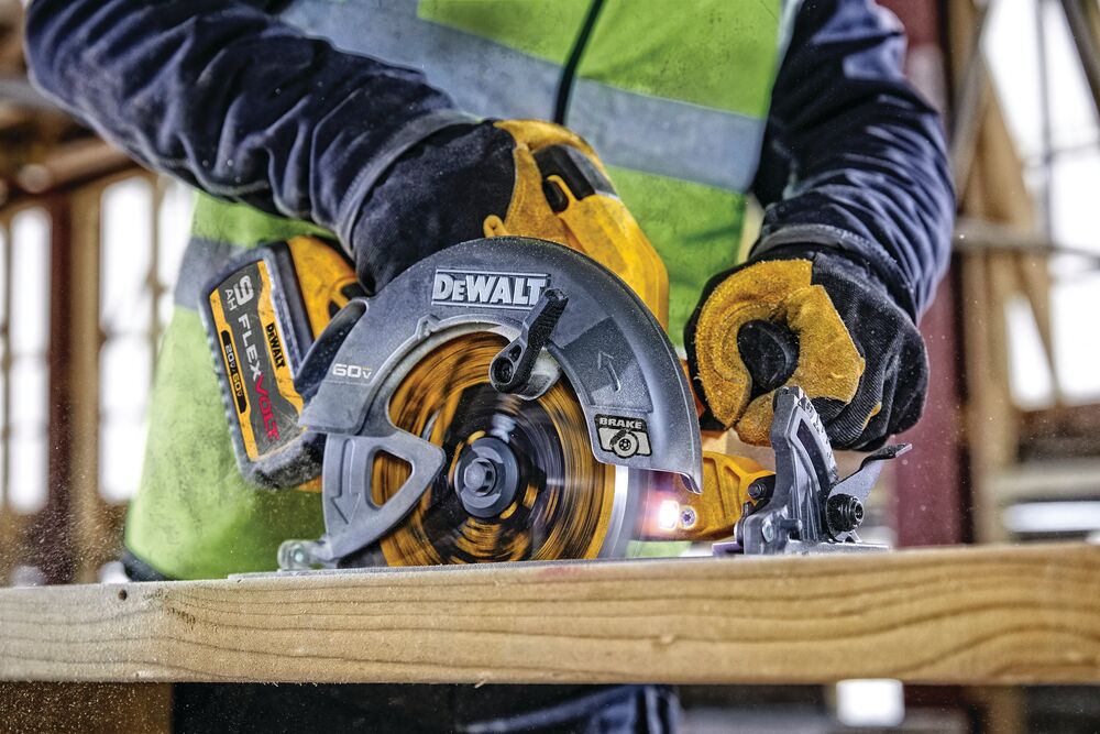 Close up of FLEXVOLT brushless cordless circular saw with brake kit in action.